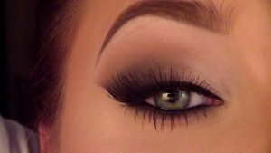 Creating a Smoky Cat Eye Look