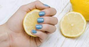 Remove acetone-free nail polish with vinegar, lemon, and olive oil