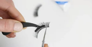 Cutting to the size of the lashes