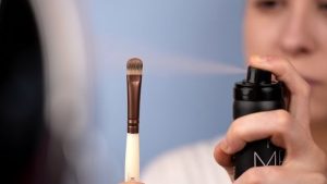 How to use a setting spray